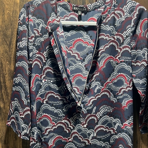 Express Clouds 1/2 Zipper 3/4 Sleeve Top - Picture 4 of 7